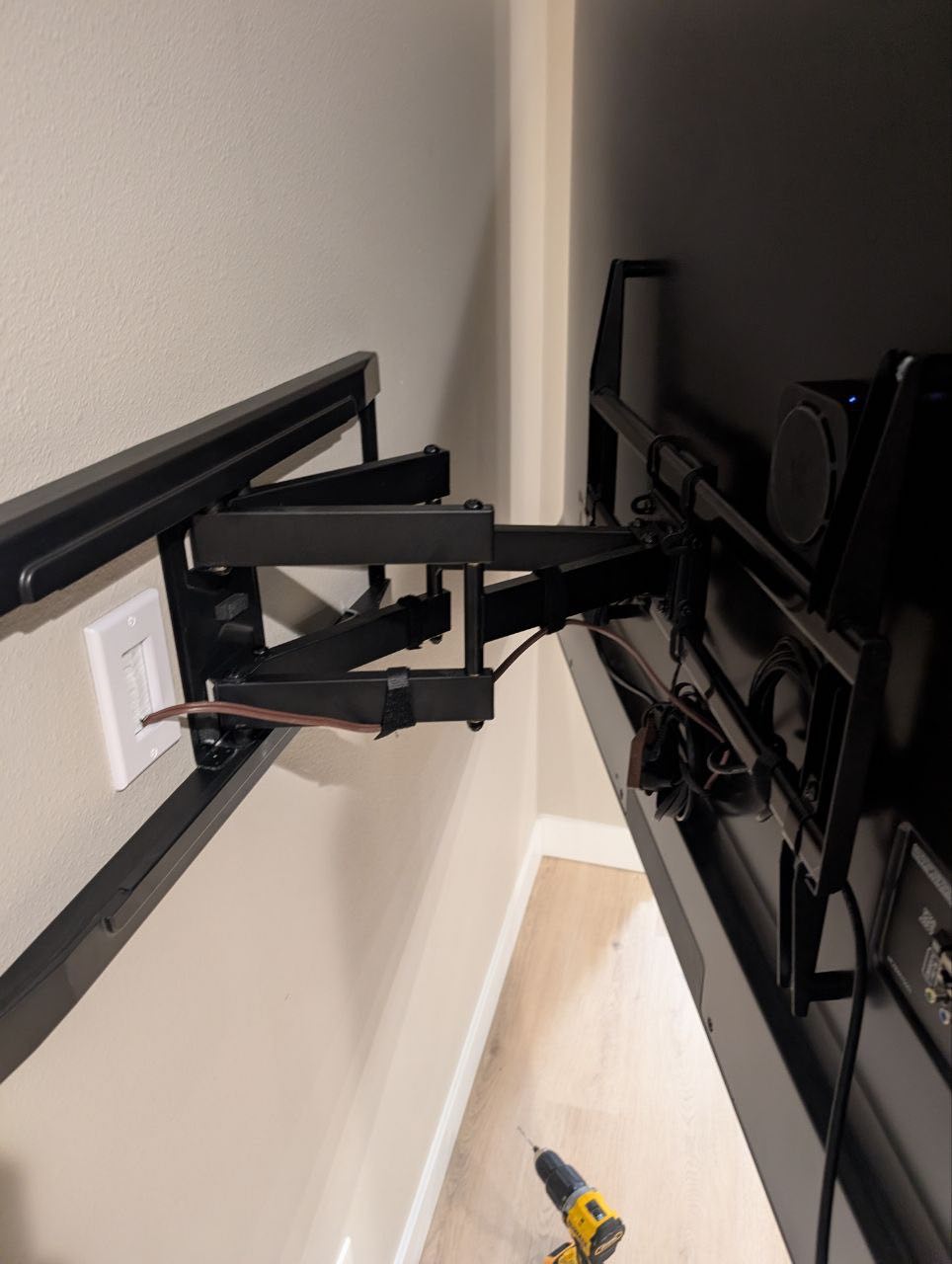 Full-motion mount detail